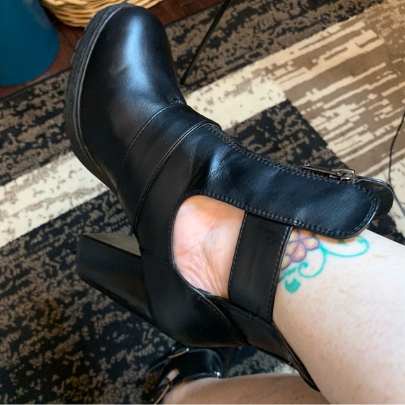 Chic Black Heeled Boots with Buckle Accents - Picture 11 of 16